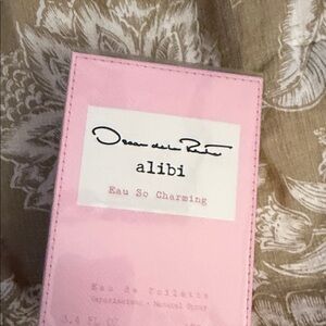Oscar de la Renta Alibi Eau So Charming in Pink